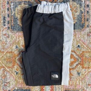 The North Face Men’s Black and Gray Bottoms